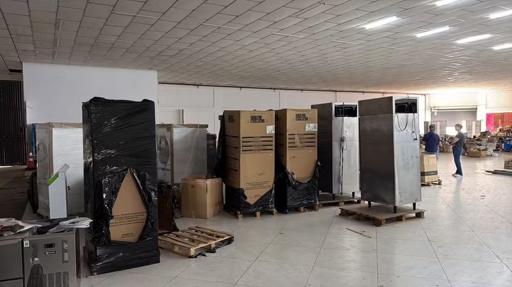 Máquinas industriais armazenadas em um galpão